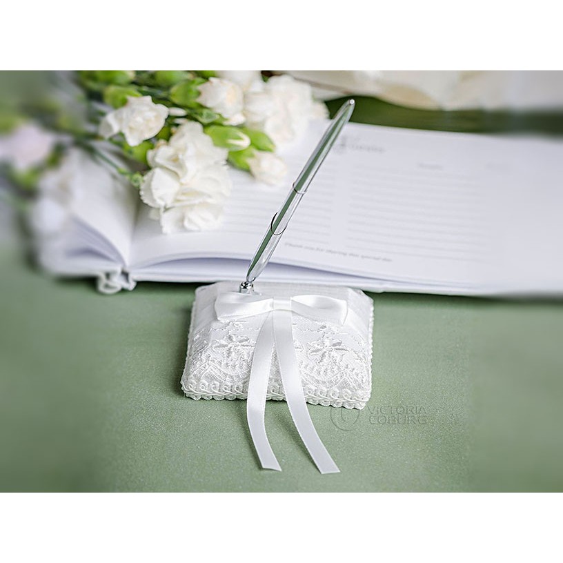 pero na svadbu so stojanom biele zdobené s mašľou megamix.sk
