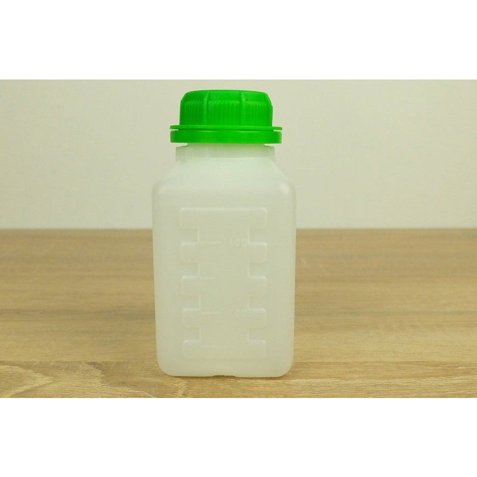 Plastová fľaša so zeleným vrchnákom 500ml 136x90mm megamix.sk